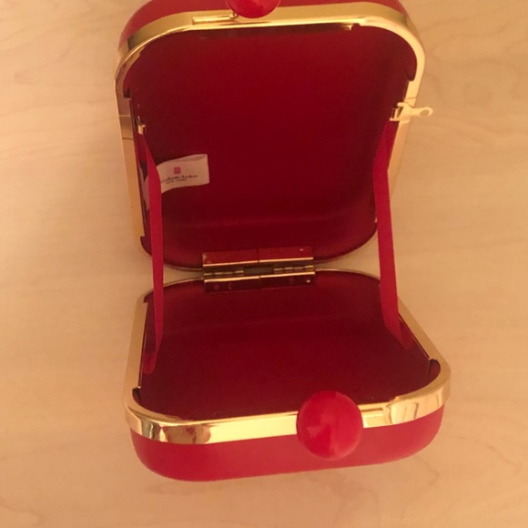New Elizabeth Arden Red Kiss & Lock Bag w/ Removable Gold Chain - Picture 3 of 3